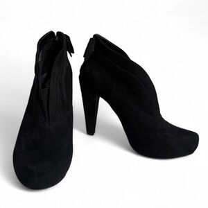 Black Suede Heeled Ankle Booties 🖤